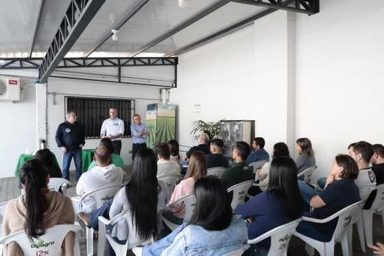 Miguel Vaz, prefeito de Lucas do Rio Verde e candidato à reeleição, em reunião com trabalhadores do município.