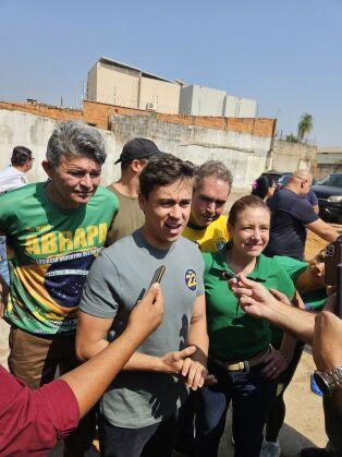 Deputado federal Nikolas Ferreira participou de carreata em Várzea Grande nesta sexta (30).