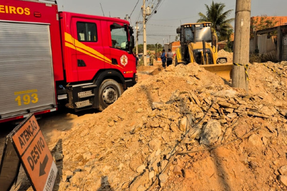 O barranco cedeu no momento em que os trabalhadores estavam dentro de um buraco 