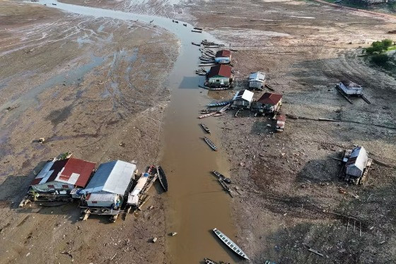 Casas flutuantes ficaram encalhadas no leito do Igarapé do Xidamirim, cujo nível da água baixou drasticamente devido à seca em Tefé, no Amazonas. Foto de 20 de agosto de 2024 