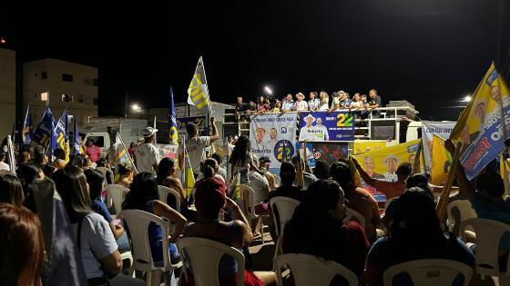 Na noite desse sábado (31), ele realizou uma grande reunião no residencial, com a presença dos moradores.