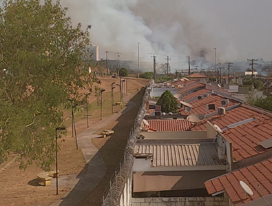 Equipes do Corpo de Bombeiros prestam atendimento no local 