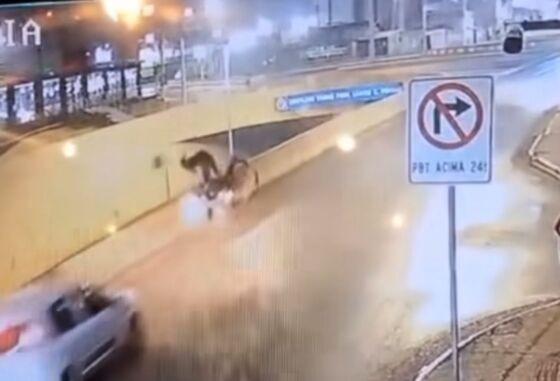 Motociclista bateu em proteção de concreto e quase caiu 