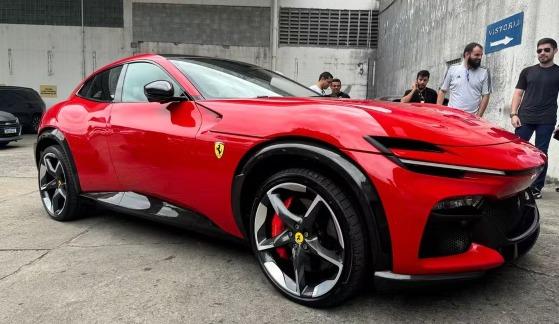 Ferrari avaliada em cerca de R$ 7 milhões.