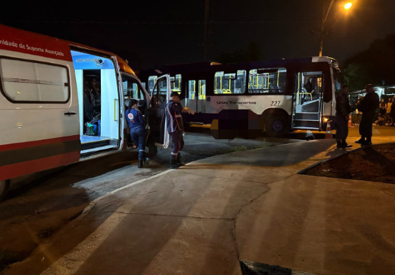 A jovem foi parar embaixo do ônibus 