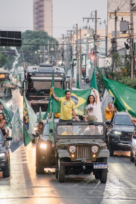 Dias levou centenas de carros para as ruas neste sábado