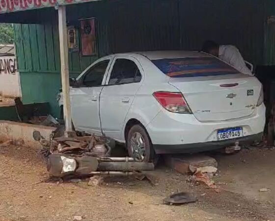 Imagens de uma câmera de segurança próxima ao local do acidente, registrou o exato momento em que o carro atropela a moto.