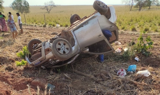 Um taxista identificado como Vandeir José Soares morreu, na noite deste domingo, após capotar o carro em uma rodovia