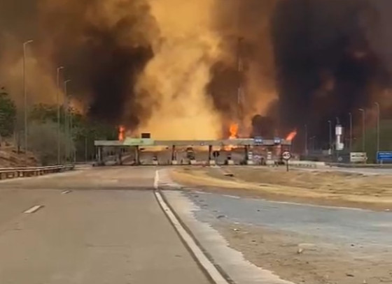 A rodovia precisou ser bloqueada por conta da fumaça