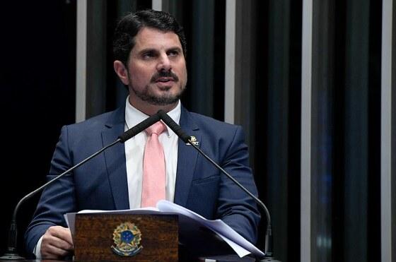 Senador teve contas bloqueadas e diz não poder arcas com despesas de imóvel funcional a que tem direito.