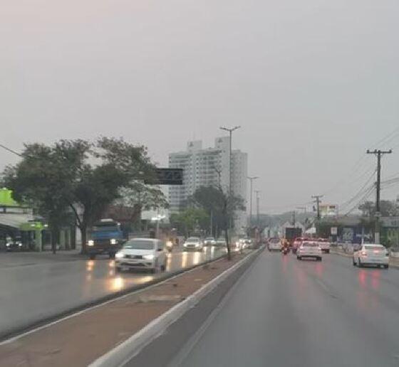 Com a densa nuvem de fumaça e com a neblina que encobre o céu, motoristas estão sofrendo com a baixa visibilidade.