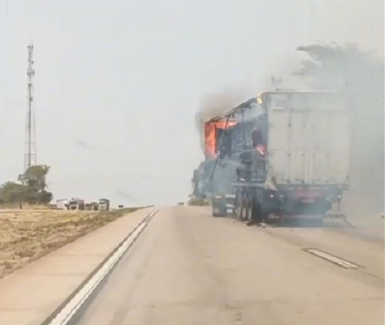 Outros motoristas que passavam pela região, filmaram o veículo pegando fogo em movimento 