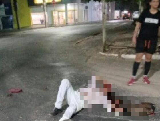 Após as agressões, o idoso ficou caído ne meio da rua sangrando até a chegada do Corpo de Bombeiros.