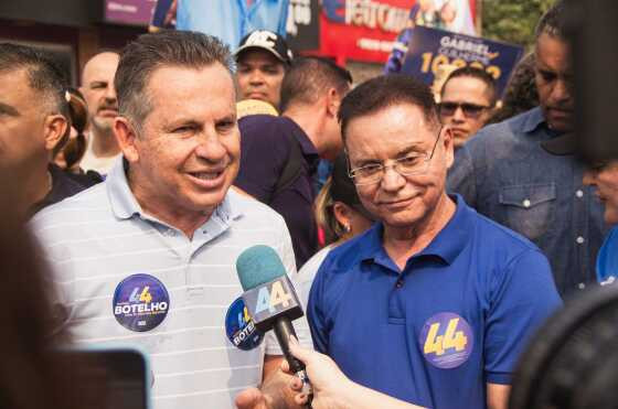 Governador Mauro Mendes e Eduardo Botelho candidato à Prefeitura de Cuiabá, durante arrastão no Pedra 90