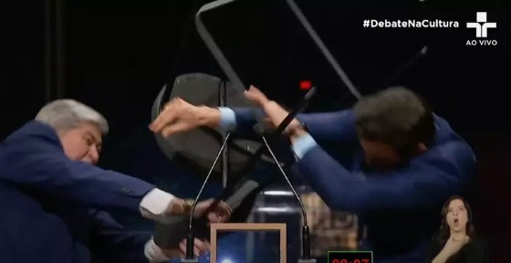 Datena bate em Marçal com banco durante debate