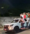 Candidato petista leva ovada em carreata; vídeo