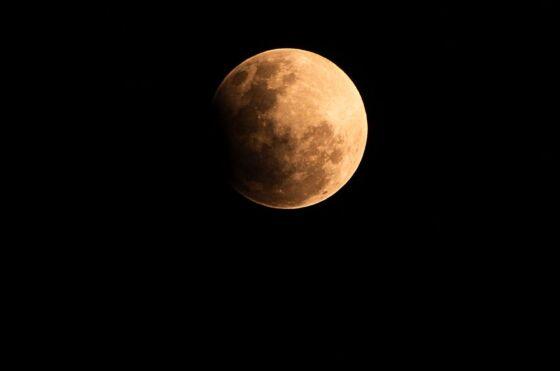 Um registro feito às 22h44 dessa terça mostra o fenômeno. A imagem foi tirada no ápice do eclipse.