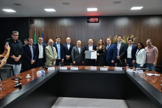 A cerimônia de assinatura ocorreu na Sala de Reuniões Garcia Neto, no Palácio Paiaguás, nesta quarta-feira (18).