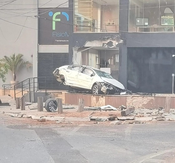 O carro invadiu um estabelecimento localizado na Avenida Érico Preza, no cruzamento com a Rua Ferrara, na região do bairro Jardim Itália, em Cuiabá.