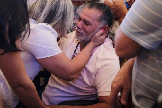 Tamires Ferreira se emocionou, nesse domingo (22), ao reencontrar os amigos em uma missa feita em sua homenagem na Capela Santa Rita, em Cuiabá.