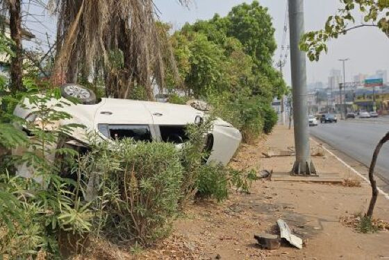 Câmeras de segurança de um estabelecimento próximo ao local do acidente registraram o momento em que o motorista perde o controle da direção do veículo.