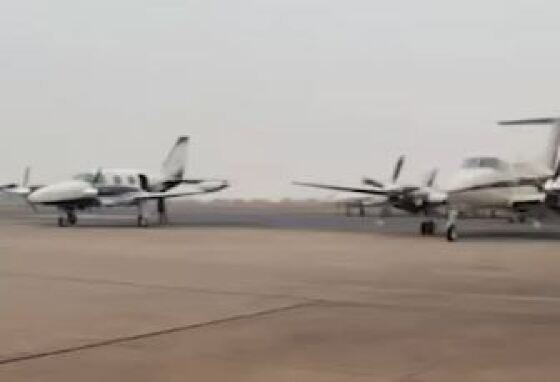 Um vídeo que circula nas redes sociais mostra alguns pingos d’água caindo do céu. Nas imagens, dá pra ver as marcas da garoa no chão do Aeroporto Internacional Marechal Rondon.