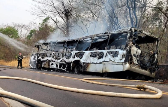 O veículo foi destruído na tarde desta segunda-feira (23), em Rondonópolis 