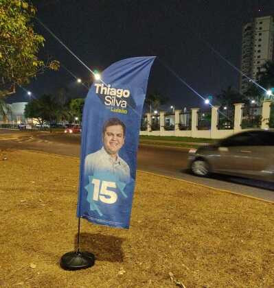 O tipo de banners fixados nos canteiros e áreas públicas é contra a Lei das Eleições