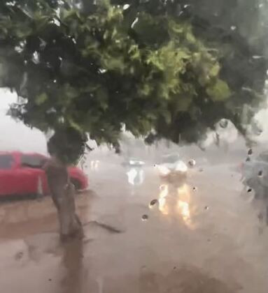 Vídeos feitos pela população registraram um vendaval em regiões como o Coxipó e a Avenida das Torres.