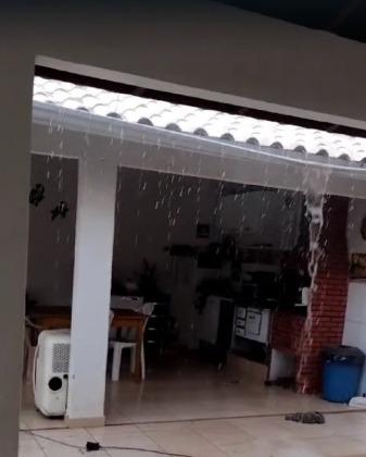 Gravação encaminhada por uma leitora do RepórterMT mostra que uma pancada de chuva moderada em algumas partes da região do Coxipó.