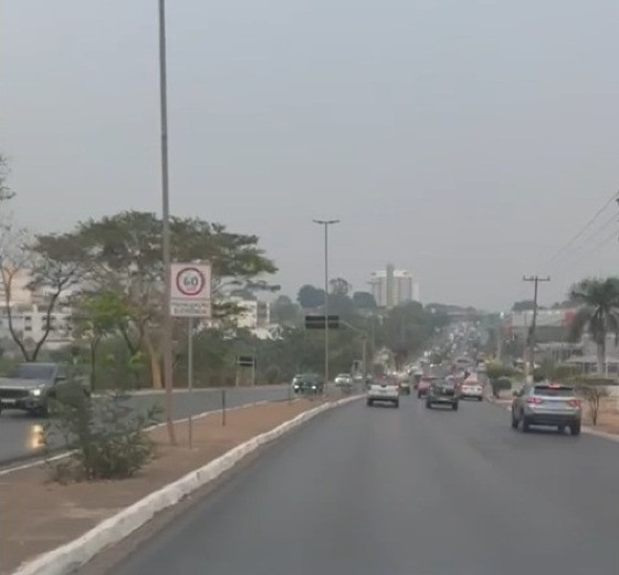 Motoristas  tiveram que ligar os faróis dos carros, como pode ser visto no vídeo abaixo.