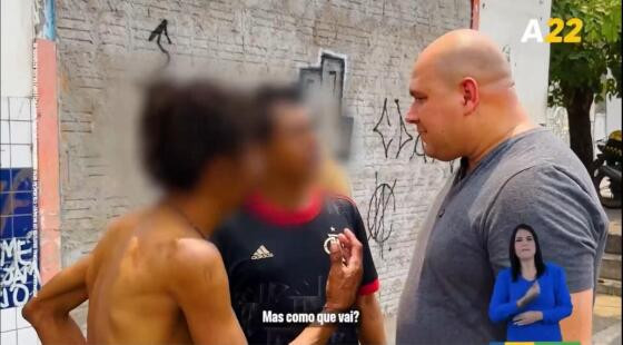 Na propaganda eleitoral, Abílio aparece falando com pessoas não identificadas, mas possivelmente em situação de rua, no Beco do Candeeiro, no Centro Histórico de Cuiabá.