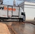 Caminhão cai em cratera no Centro; vídeo