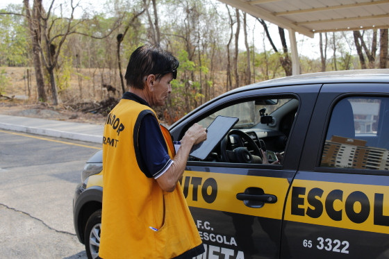 Uso de tablet na prova prática de direção na sede do Detran-MT