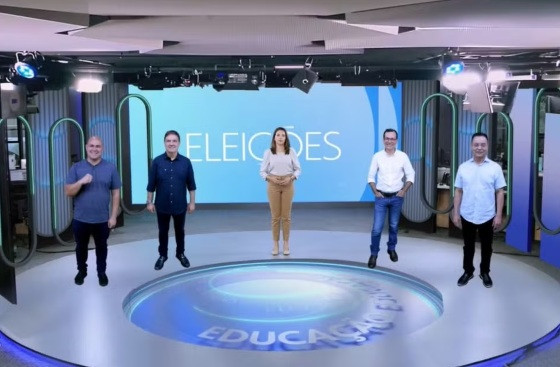 Imagem divulgada pela emissora mostra o posicionamento dos candidatos no estúdio.