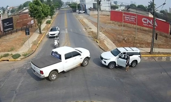 Vídeo mostra momento em que homem vai até a magistrada e chega a abrir a porta do carro dela.