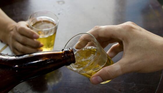 A mulher foi localizada no bar e presa