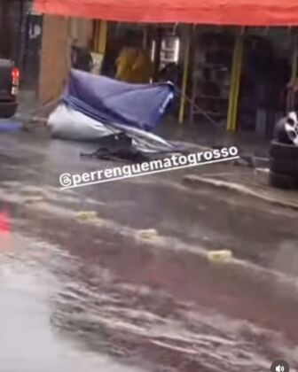 Comerciante registrou o momento em que uma barraca foi levada pelo vento.