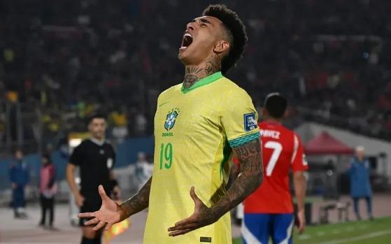  Igor Jesus estreou com a amarelinha na noite desta quinta-feira (11), em Santiago. Com o gol do cuiabano, a Seleção Brasileira virou o jogo e venceu por 2 a 1.