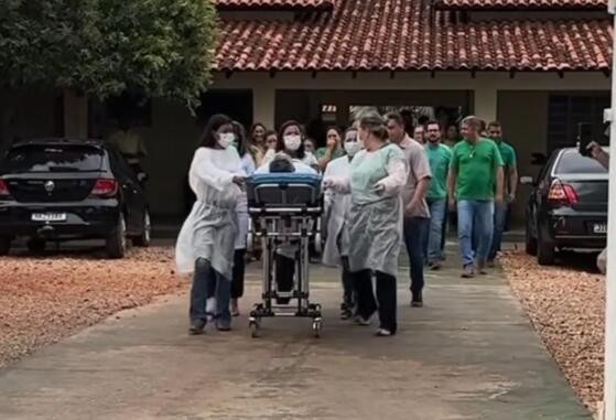 O prefeito de Pontal do Araguaia, Adelcino Lopo, resolveu anunciar a chegada de uma nova ambulância no município de uma forma inusitada.