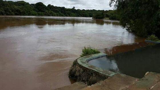 Pai do menino se jogou no rio para tentar recuperar o calçado, mas acabou se afogando, descendo e subindo na água três vezes.