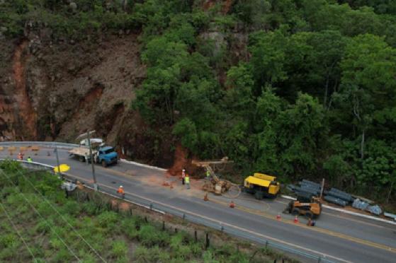 O retaludamento é um processo de terraplanagem no qual se alteram, por cortes ou aterros, um terreno inclinado com o objetivo de estabilizá-la.