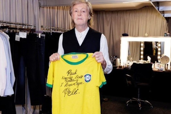 Paul McCartney com a camisa autografada por Pelé