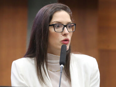 Justiça dá botão do pânico a Janaina após ataques sexuais