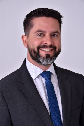 Luís Köhler é farmacêutico, consultor em assuntos regulatórios, graduando em Direito e especialista em Direito Administrativo, Farmacologia e Farmácia Clínica. Ele também possui MBA em Inovação e Empreendedorismo e MBA em Liderança e Coaching na Gest