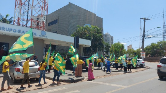 Apenas apoiadores de AbIlio marcaram presença na porta da TV Vila Real, nesta terça-feira (22).