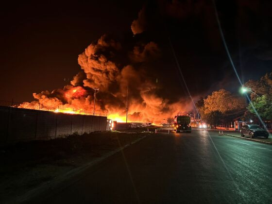 O incêndio começou na noite desta quinta-feira (24), em Cuiabá. 