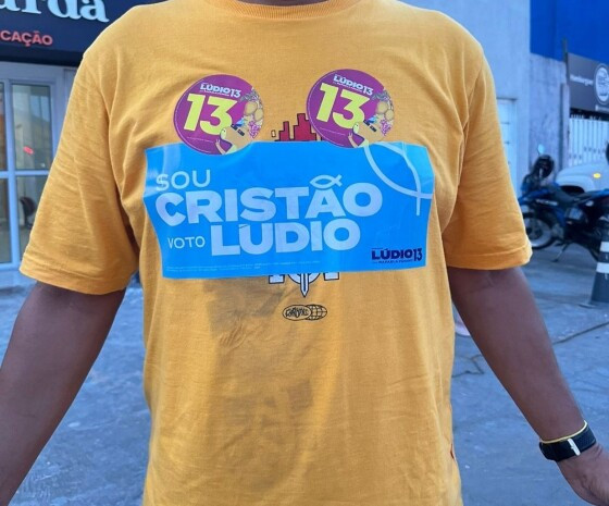 Na camiseta da vítima é possível ver a marca do sapato do agressor.