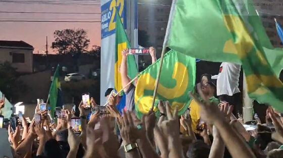 Para celebrar a eleição ganha contra o deputado estadual Lúdio Cabral (PT), o bolsonarista foi até o Comitê do Partido Liberal.