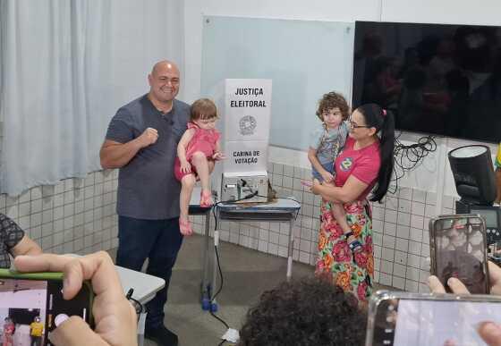 Candidato votou acompanhado da esposa e dos filhos.